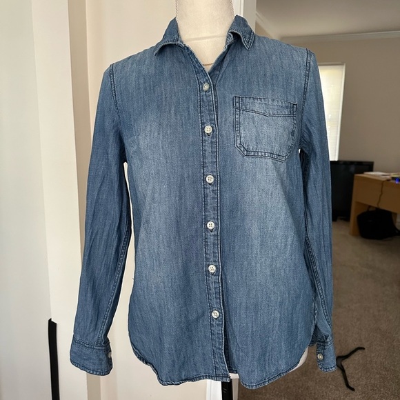 Old Navy The Classic Chambray Long Sleeve Button Up Shirt Size XS Basic Shirt - Picture 1 of 9